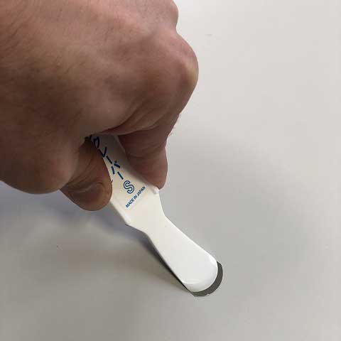 ナルビーのラウンドスクレーパーは、持ち手がよくしなるので、刃先を汚れ面に対して水平にして使えます