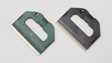ナルビーのプロ用大型スクレーパー「S-PRO」は、スライドパネルを片手でスライドするだけで刃をカバーできる安全設計です。