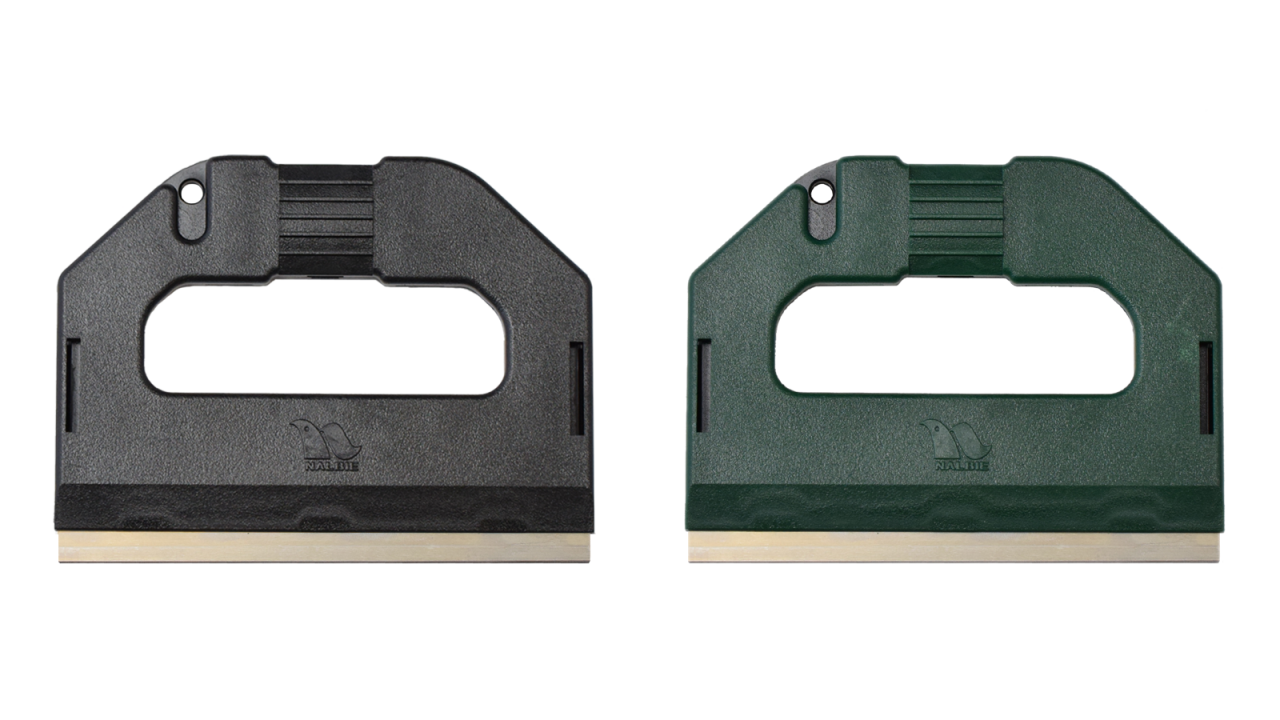 ナルビーの大型スクレーパー「S-PRO」は、スライドパネルを片手でスライドするだけで刃をカバーできる安全仕様。スライドはブラックとグリーンの二色展開です。